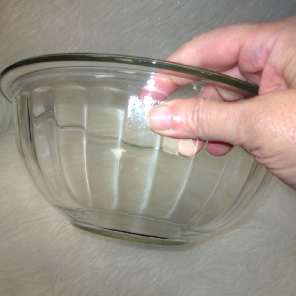 PYREX 325 Clear Scallop Mixing Bowl, 2.5L